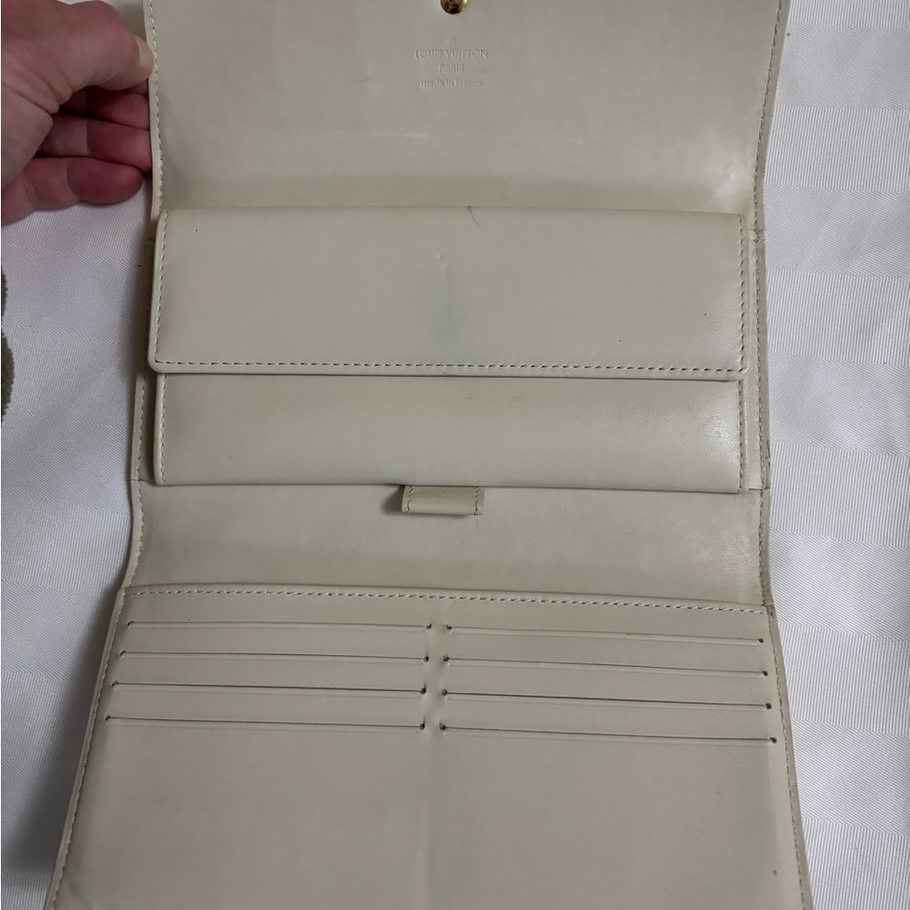 Louis Vuitton Ivory monogram Vernis International Wallet - Picture 10 of 11